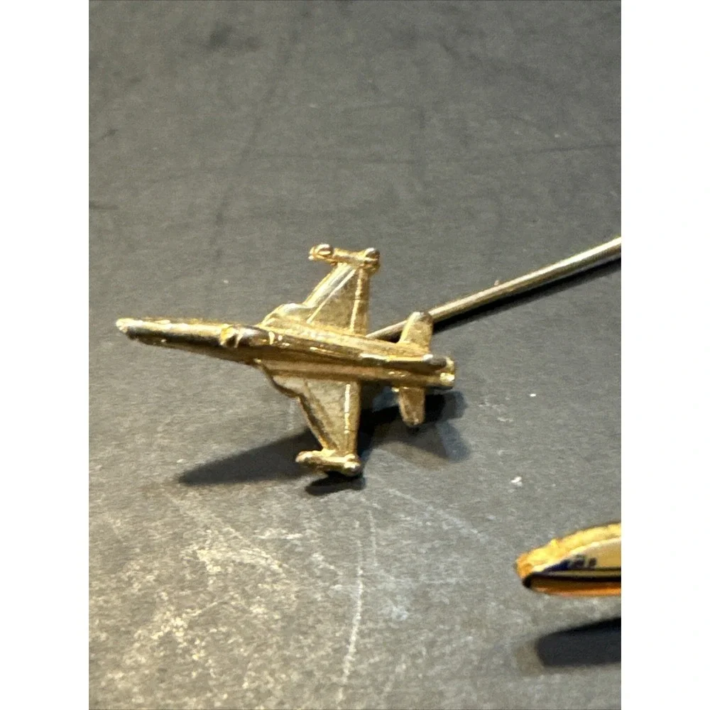 2 Vintage Gold Tone & Enamel Airplane Passenger Plane Tie  Tack Lapel Hat‎ Pin